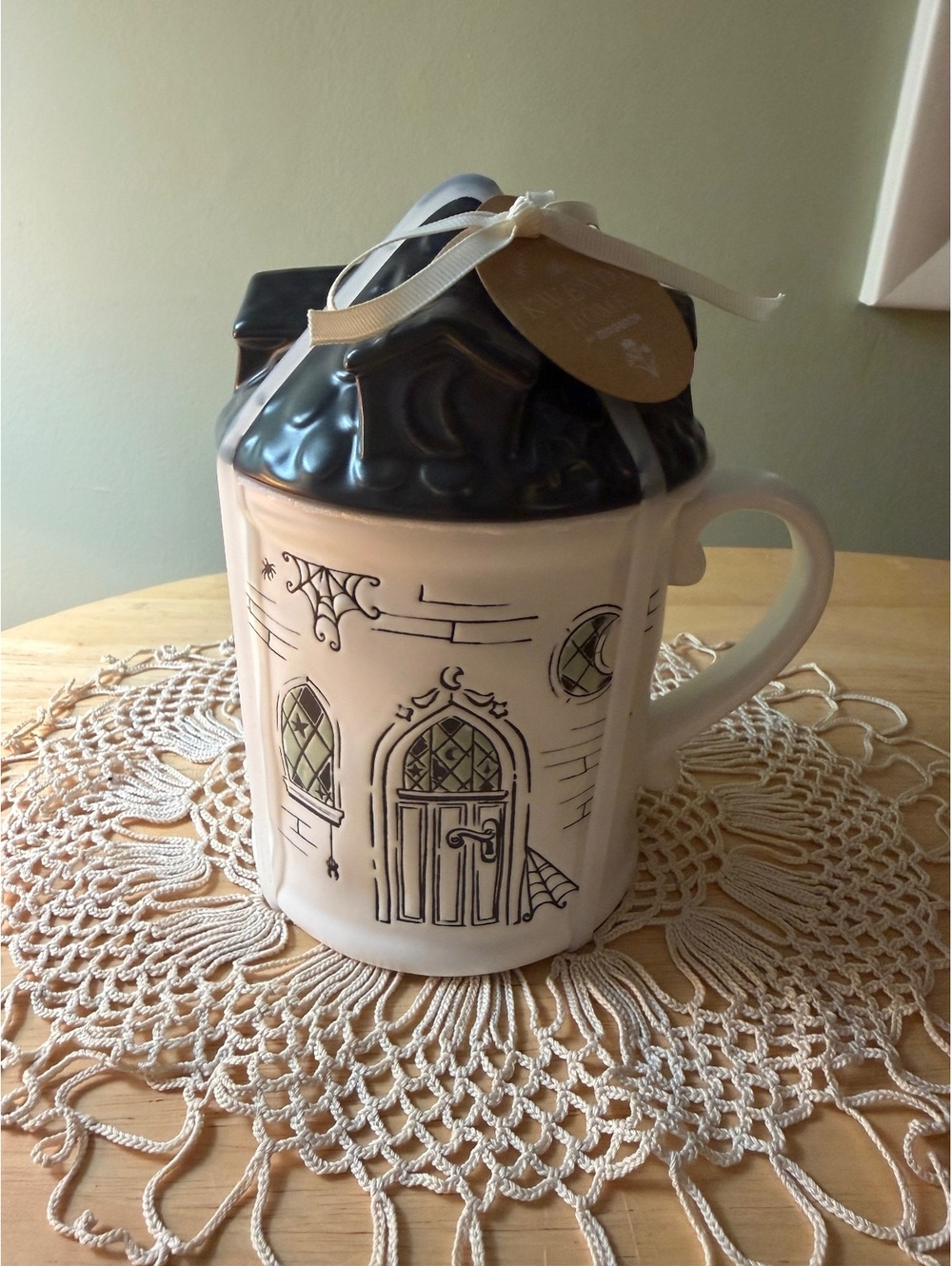 Kwendy Home Ceramic House Shaped Mug with Lid